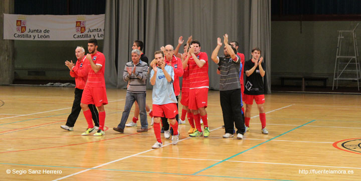 El Uni aplaude a la afición tras un partido en casa copiapubli